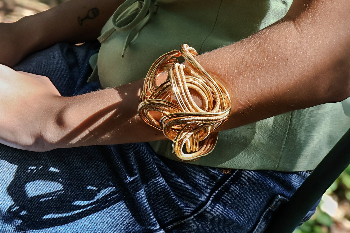 Un bracelet en or rose et pierres précieuses, dans un style d'anémione marine