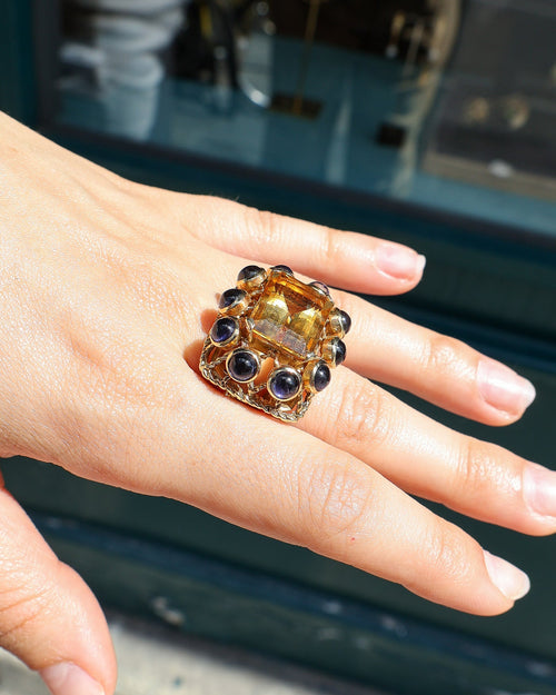 Bague Sanja Spahr 1001 Nuits citrine et iolites portée à la main