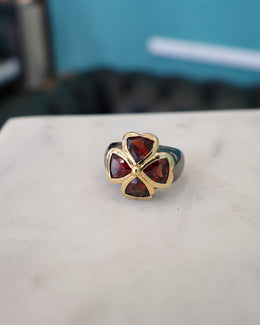 Bague Sanja Spahr Porte bonheur grenats vue de face
