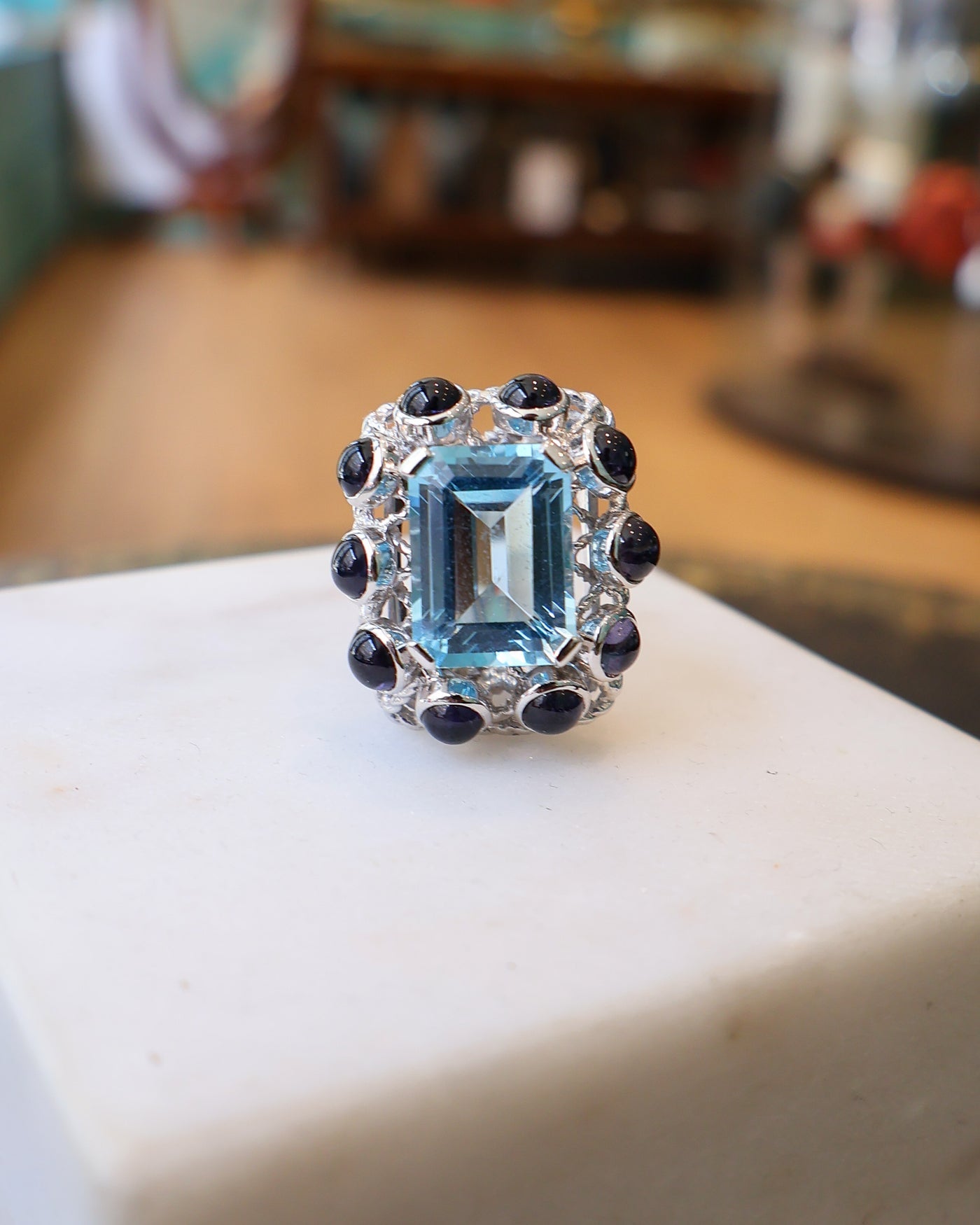 Bague Sanja Spahr 1001 Nuits topaze bleue et iolites vue de face