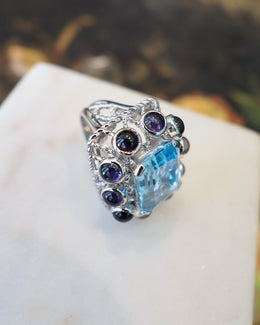 Bague Sanja Spahr 1001 Nuits topaze bleue et iolites vue de côté