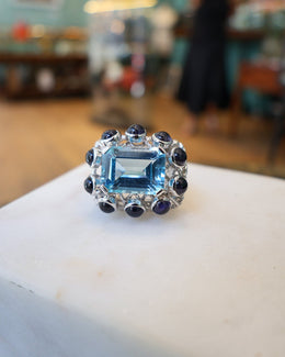 Bague Sanja Spahr 1001 Nuits topaze bleue et iolites vue trois-quarts