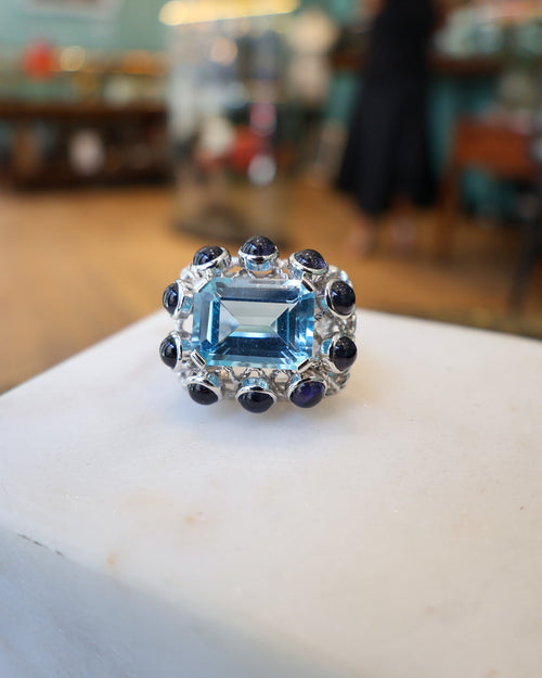 Bague Sanja Spahr 1001 Nuits topaze bleue et iolites vue trois-quarts