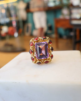 Bague Sanja Spahr 1001 Nuits améthyste et grenats en détail