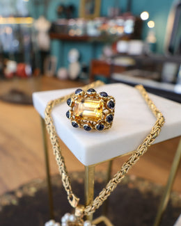 Bague Sanja Spahr 1001 Nuits citrine et iolites sur présentoir