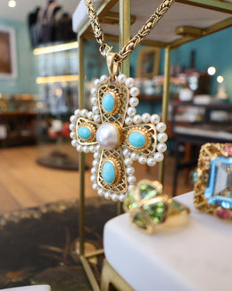 Pendentif Sanja Spahr Croix Byzantine suspendu en vitrine