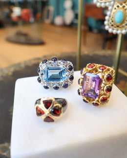 Bague Sanja Spahr 1001 Nuits topaze bleue et iolites en détail