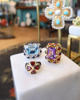 Bague Sanja Spahr Porte bonheur grenats avec la collection