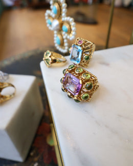 Bague Sanja Spahr 1001 Nuits améthyste et péridots avec la collection