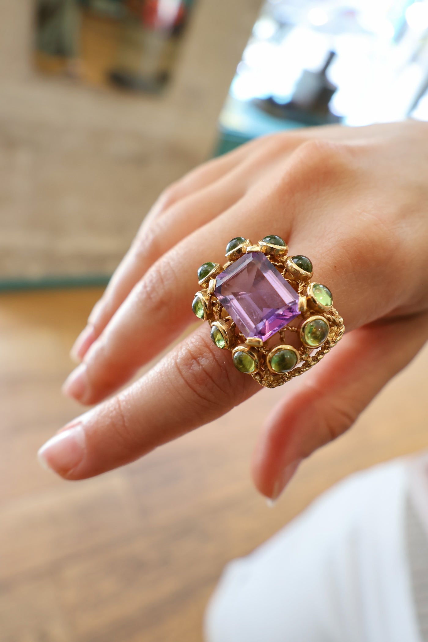 Bague Sanja Spahr 1001 Nuits améthyste et péridots portée à la main