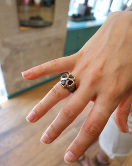Bague Sanja Spahr Porte bonheur grenats portée à la main