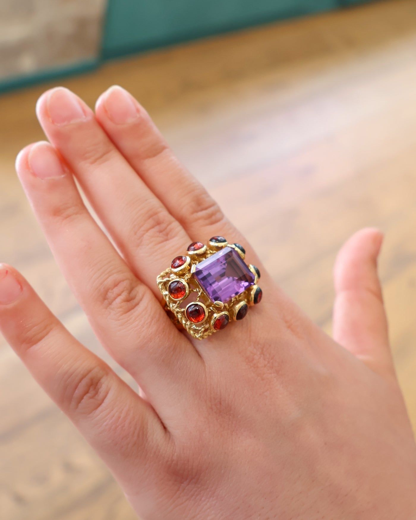 Bague Sanja Spahr 1001 Nuits améthyste et grenats portée à la main